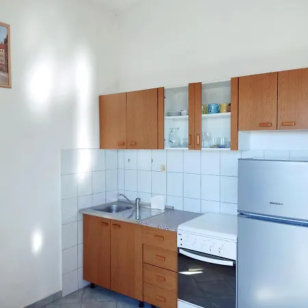 Studio Apartment 로고즈니차